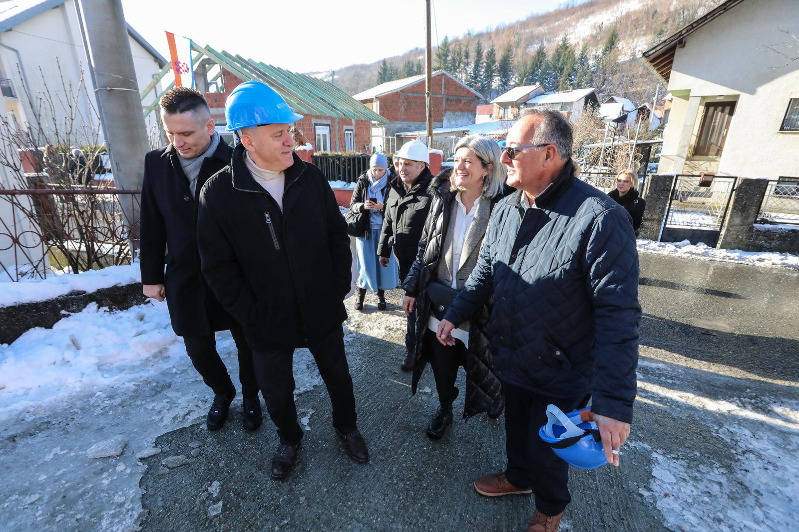 23.01.2024.,Zagreb, Ministar prostornoga uredjenja, graditeljstva i drzavne imovine Branko Bacic obisaoi gradiliste obnove od potresa na podrucju Grada Zagreba. Obilazak je zapoceo na gradilistima zamjenskih obiteljskih kuca u Markusevcu.
Photo: Robert Anic/PIXSELL      Photo: Robert Anic/PIXSELL