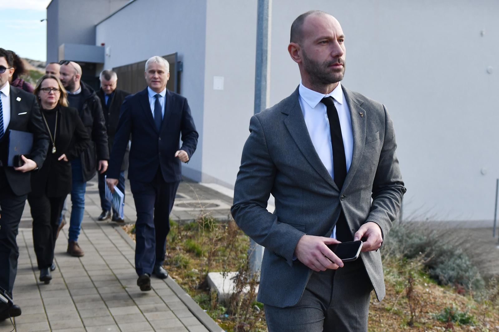 23.01.2024., Sibenik - Ministar gospodarstva i odrzivog razvoja Damir Habijan prilikom posjeta Sibensko-kninskoj zupaniji obisao odlagaliste otpada Bikarac u okolici Sibenika. Uz ministra Damira Habijana direktor Hrvatskih voda Zoran Djurokovic, gradonacelnik Zeljko Buric i direktor Bikarca Robert Podrug. Photo: Hrvoje Jelavic/PIXSELL