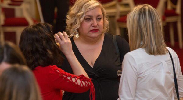 Osijek: Poznati na premijeri predstave Othello 22.02.2019., Osijek - Dramski ansambl HNK-a premijerno izveo Shakespeareovu tragediju ''Othello'' u reziji Damira Zlatara Freya, a u glavnim ulogama nastupili su Aleksandar Bogdanovic (Othello), Ivana Soldo Cabraja ( Desdemona) te Miroslav Cabraja (Jago).  Areta Curkovic. rPhoto: Dubravka Petric/PIXSELL