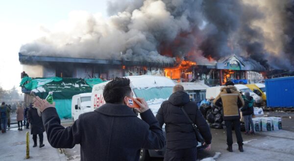 24, January, 2024, Belgrade - After less than two years, a huge fire broke out again in the China Shopping Center in Block 70. Photo: Antonio Ahel/ATAImages

24, januar, 2024, Beograd - Posle manje od dve godine opet je izbio ogroman pozar u Kineskom trznom centru u Bloku 70. Photo: Antonio Ahel/ATAImages  Photo: Antonio Ahel/ATAImages/PIXSELL