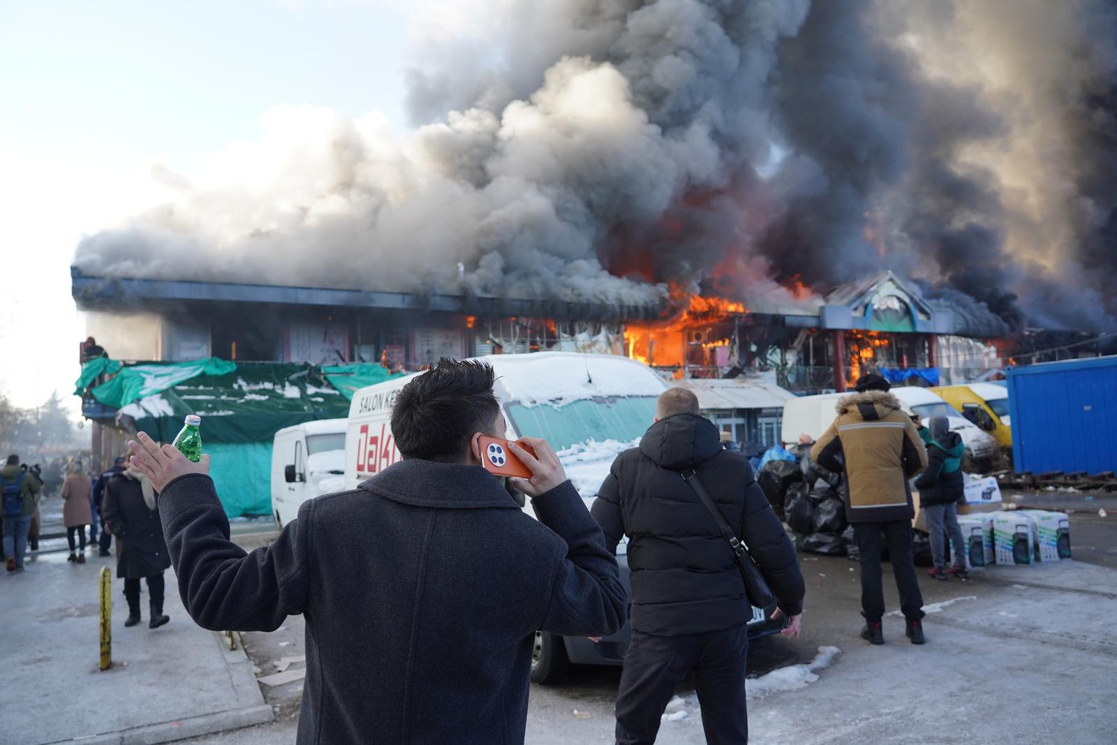 24, January, 2024, Belgrade - After less than two years, a huge fire broke out again in the China Shopping Center in Block 70. Photo: Antonio Ahel/ATAImages

24, januar, 2024, Beograd - Posle manje od dve godine opet je izbio ogroman pozar u Kineskom trznom centru u Bloku 70. Photo: Antonio Ahel/ATAImages  Photo: Antonio Ahel/ATAImages/PIXSELL