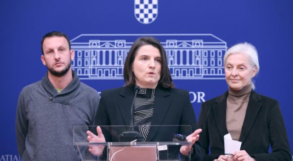 24.01.2024., Zagreb - Na konferenciji za medije Kluba zastupnika Mozemo! odrzanoj u Saboru o temi "Uljanik na rubu stecaja daje li Vlada pulski zaljev u bescjenje?" govorili su Jelena Milos,  Miha Paus i Dusica Radojcic.
 Photo: Patrik Macek/PIXSELL