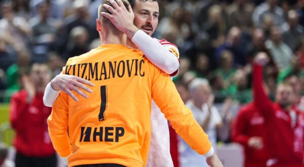 22.01.2024., Lanxess Arena, Koeln, Njemacka - EHF Europsko prvenstvo u rukometu 2024. u Njemackoj. Drugi krug, skupina 1, Njemacka - Hrvatska. Domagoj Duvnjak, Dominik Kuzmanovic Photo: Sanjin Strukic/PIXSELL