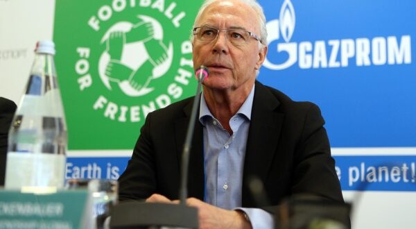 24.05.2014., Lisabon, Portugal - Gazprom, sluzbeni sponzor Uefine Lige prvaka uoci finalne utakmice izmedju Real Madrida i Atletico Madrida provodi drustveno odgovorni projekt Football for friendship u sklopu kojeg se natjece 16 momcadi nogometnih klubova starosti izmedju 12 i 14 godina iz 16 razlicitih zemalja. Hrvatsku je na nogometnom turniru predstavljao GNK Dinamo pod vodstvom trenera Sejada Halilovica, a na turniru je pobjedila Benfica iz Lisabona. Konferencija za medije na kojoj su bili ambasadori Vitor Baia, Franz Beckenbauer i Vyacheslav Krupenkov. Franz Beckenbauer. "nPhoto: Goran Stanzl/PIXSELL