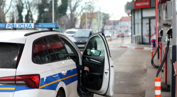 24.12.2023., Zagreb - Zagorska ulica, Lukoil benzinska. Policijski ocevid je u tijeku nakon sto je na benzinskoj pocinjeno razbojnistvo uz prijetnju oruzjem. Nakon sto je pocinitelj pobjegao, sat vremena kasnije policija je uhitila osobu koja se povezuje s navedenim kaznenim djelom. Photo: Sanjin Strukic/PIXSELL