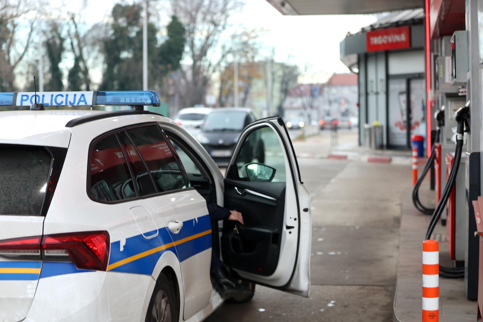 24.12.2023., Zagreb - Zagorska ulica, Lukoil benzinska. Policijski ocevid je u tijeku nakon sto je na benzinskoj pocinjeno razbojnistvo uz prijetnju oruzjem. Nakon sto je pocinitelj pobjegao, sat vremena kasnije policija je uhitila osobu koja se povezuje s navedenim kaznenim djelom. Photo: Sanjin Strukic/PIXSELL