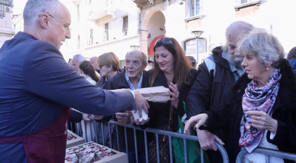 24.12.2023.,Split-Na splitskoj Peskariji gradjanima tocno u podne. tradicionalno podijeljeno pet tisuca porcija bakalara i isto toliko paketica fritula koje su pripremili DES-ovci. Photo: Ivo Cagalj/PIXSELL