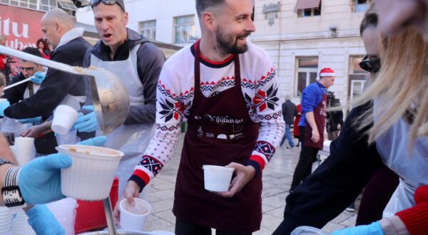 24.12.2023.,Split-Na splitskoj Peskariji gradjanima tocno u podne. tradicionalno podijeljeno pet tisuca porcija bakalara i isto toliko paketica fritula koje su pripremili DES-ovci. Photo: Ivo Cagalj/PIXSELL