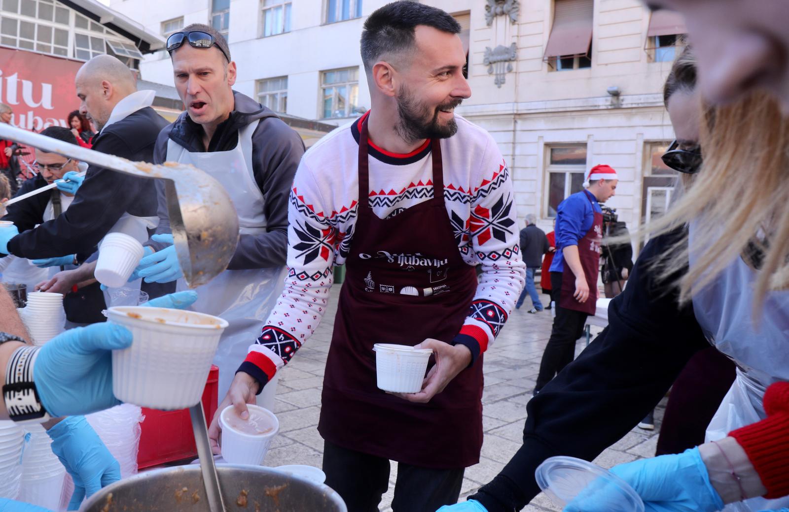 24.12.2023.,Split-Na splitskoj Peskariji gradjanima tocno u podne. tradicionalno podijeljeno pet tisuca porcija bakalara i isto toliko paketica fritula koje su pripremili DES-ovci. Photo: Ivo Cagalj/PIXSELL