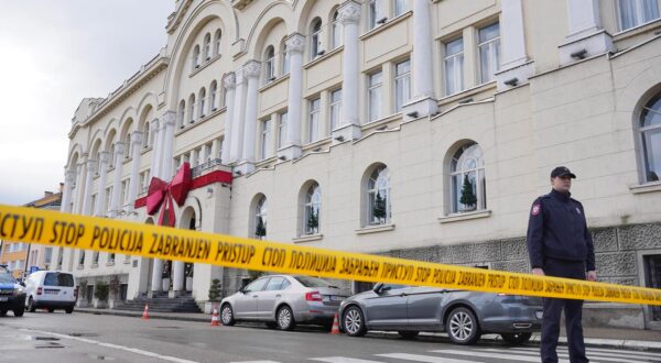 25.01.2024., centar grada, Banja Luka (BiH) - U Gradskoj upravi Banja Luka stigla je dojava da je postavljena bomba u toj instituciji, a trenutno se oko objekta nalazi policija dok je saobracaj u centru grada totalno obustavljen. Za dojavu o bombi gradonacelnik Banja Luke Drasko Stanivukovic je optuzio Vladu Djajica, direktora UKC RS i sefa banjakluckog SNSD-a Milorada Dodika, kao i Ljubu Ninkovica, takodje clana SNSD-a i predsjednika Skuptine grada. Ninkovic i Djajic su ispred Gradske uprave to demantirali i optuzili Stanivukovica da stoji iza dojave o bombi. Photo: Dejan Rakita/PIXSELL