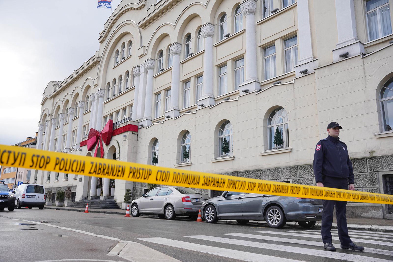 25.01.2024., centar grada, Banja Luka (BiH) - U Gradskoj upravi Banja Luka stigla je dojava da je postavljena bomba u toj instituciji, a trenutno se oko objekta nalazi policija dok je saobracaj u centru grada totalno obustavljen. Za dojavu o bombi gradonacelnik Banja Luke Drasko Stanivukovic je optuzio Vladu Djajica, direktora UKC RS i sefa banjakluckog SNSD-a Milorada Dodika, kao i Ljubu Ninkovica, takodje clana SNSD-a i predsjednika Skuptine grada. Ninkovic i Djajic su ispred Gradske uprave to demantirali i optuzili Stanivukovica da stoji iza dojave o bombi. Photo: Dejan Rakita/PIXSELL