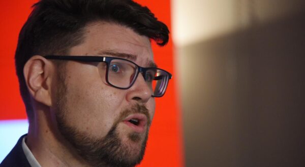 25.01.2024., Pula: Pod nazivom Borba za dostojanstvo, SDP je odrzao predizborni skup u Puli. U prepunoj dvorani Zajednice Talijana, govorili su Igor Belas, Sanja Radolovic, Vili Bassanese, Boris Lalovac; Mirela Ahmetovic i Pedja Grbin. Photo: Sasa Miljevic/PIXSELL