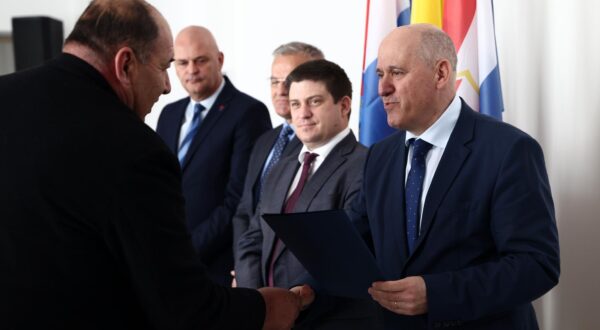 26.01.2024 Stolac: Izaslanstvo Republike Hrvatske predvodjeno potpredsjednikom Vlade RH i ministrom prostornog uredjenja, graditeljstva i drzavne imovine Brankom Bacicem posjetilo je Stolac gdje je tom prigodom urucen 61 ugovor u okviru Programa pomoci Vlade Republike Hrvatske za povratak Hrvata u Bosnu i Hercegovinu. 

 Photo: Denis Kapetanovic/PIXSELL