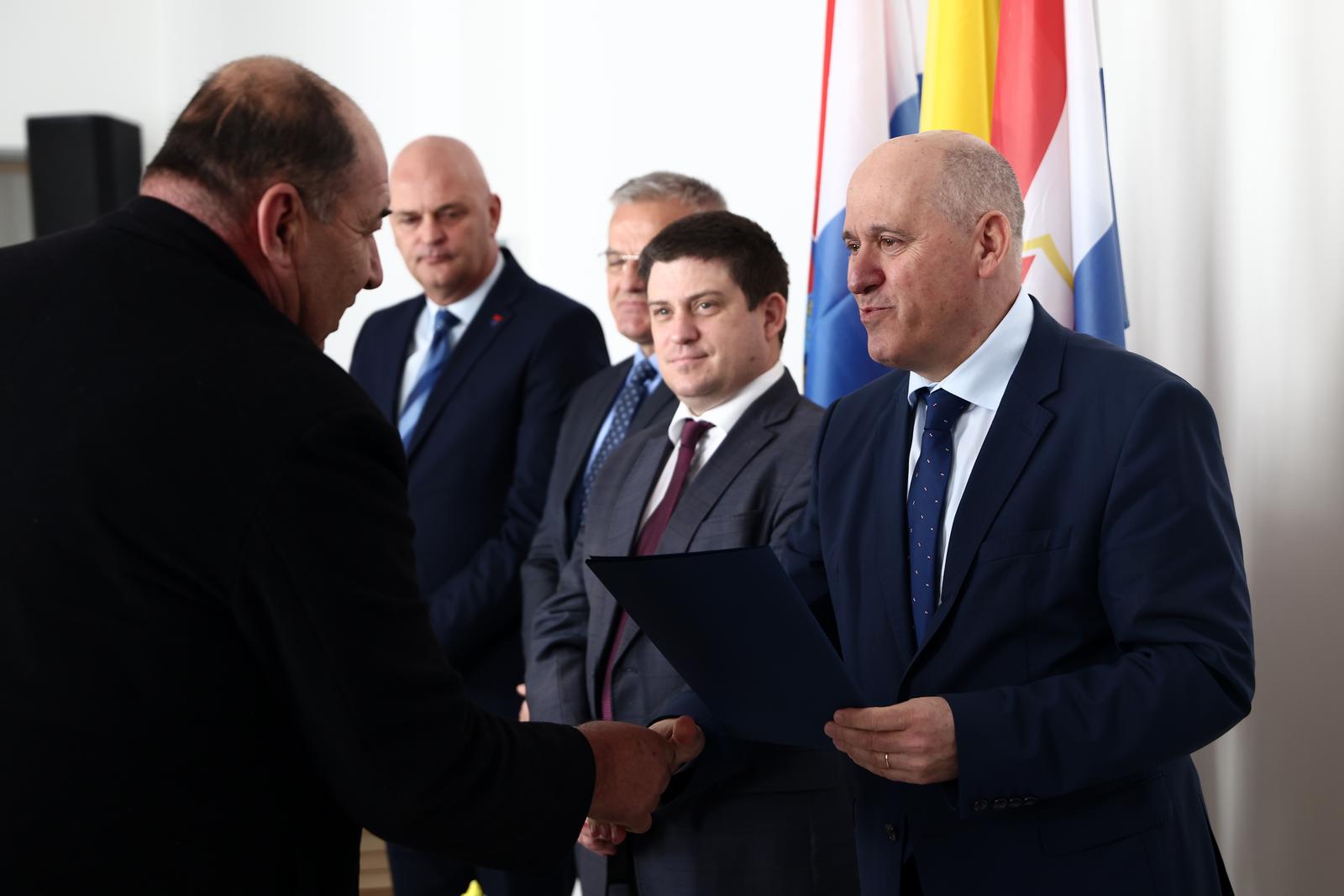 26.01.2024 Stolac: Izaslanstvo Republike Hrvatske predvodjeno potpredsjednikom Vlade RH i ministrom prostornog uredjenja, graditeljstva i drzavne imovine Brankom Bacicem posjetilo je Stolac gdje je tom prigodom urucen 61 ugovor u okviru Programa pomoci Vlade Republike Hrvatske za povratak Hrvata u Bosnu i Hercegovinu. 

 Photo: Denis Kapetanovic/PIXSELL