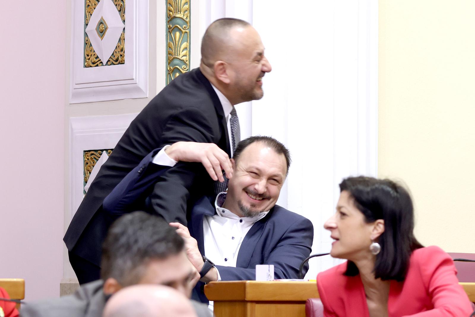 26.01.2024., Zagreb - Sabor je tjedni rad zavrsio glasovanjem o raspravljenim tockama dnevnog reda. Pozdrav Hrvoja Zekanovica i Sinise Jenkaca prije pocetka sjednice
 Photo: Patrik Macek/PIXSELL