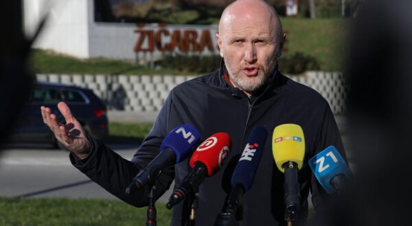 26.11.2023.,Zagreb - Na konferenciji za novinare na autobusnoj stanici uz vanjsko parkiraliste Zicare Sljeme u Gracanima govorio je gradski zastupnik Renato Petek. Tema konferencije su: "Tomasevicevi repovi Bandiceve zicare - Hoce li za Grad nastati financijska steta zbog zemljista u Gracanima koje poslije Bandica zeli i Tomasevic?"  Photo: Jurica Galoic/PIXSELL