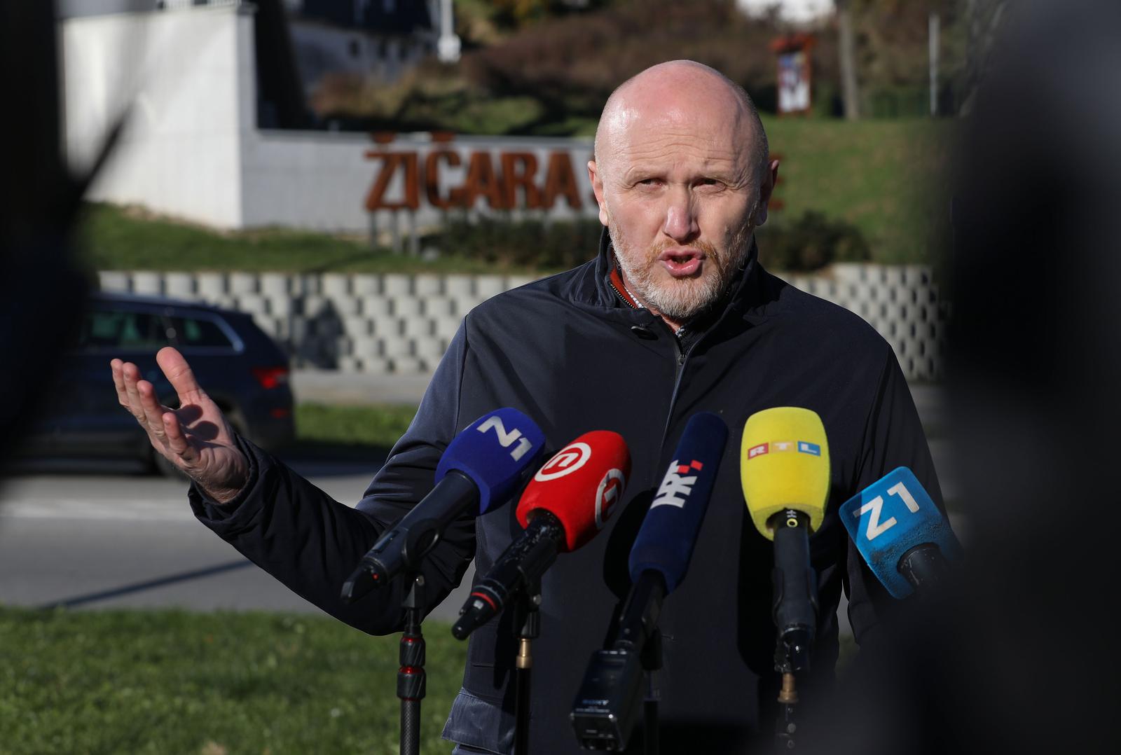 26.11.2023.,Zagreb - Na konferenciji za novinare na autobusnoj stanici uz vanjsko parkiraliste Zicare Sljeme u Gracanima govorio je gradski zastupnik Renato Petek. Tema konferencije su: "Tomasevicevi repovi Bandiceve zicare - Hoce li za Grad nastati financijska steta zbog zemljista u Gracanima koje poslije Bandica zeli i Tomasevic?"  Photo: Jurica Galoic/PIXSELL
