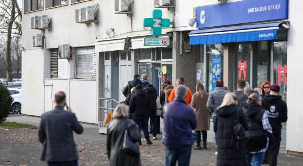 26.12.2022., Zagreb - Ispred dezurne ljekarne u Sigetu se stvorila guzva. Photo: Slaven Branislav Babic/PIXSELL