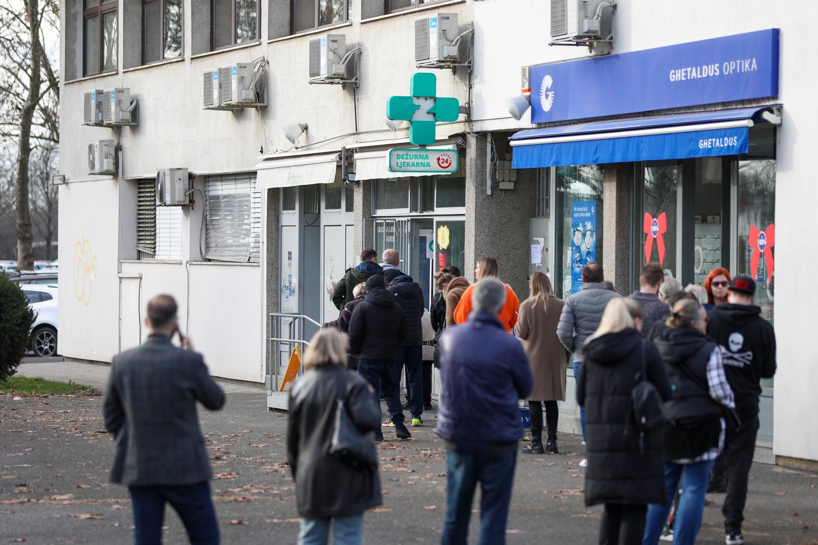 26.12.2022., Zagreb - Ispred dezurne ljekarne u Sigetu se stvorila guzva. Photo: Slaven Branislav Babic/PIXSELL