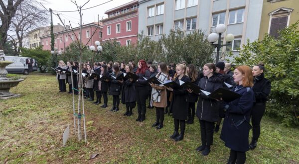 27.01.2022., Pula - U dvoristu Doma hrvatskih branitelja kod stabla kestena Anne Frank Pula je obiljezila Dan sjecanja na zrtve holokausta. Stablo koje su posadili pulski gimnazijalci 2018. godine simbol je nade i tolerancije i podsjeca da se takvi strasni zlocini nikada ne smiju ponoviti niti zaboraviti. U programu obiljezavanja sudjelovali su gradonacelnik Grada Pule Filip Zoricic, povjesnicar David Orlovic, Zbor Muzicke akademije Pula te dirigent Domeniko Briski.
 Photo: Srecko Niketic/PIXSELL