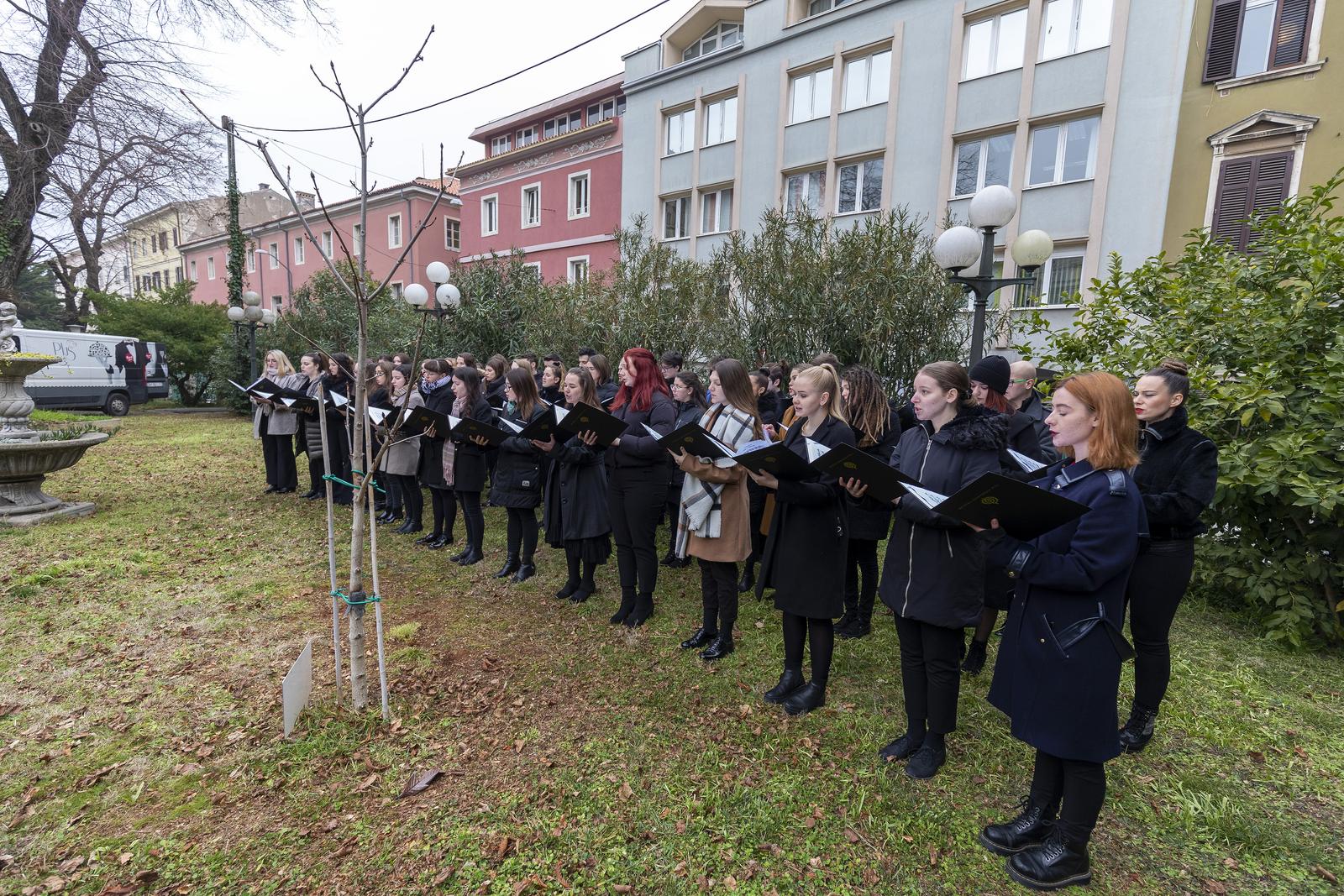 27.01.2022., Pula - U dvoristu Doma hrvatskih branitelja kod stabla kestena Anne Frank Pula je obiljezila Dan sjecanja na zrtve holokausta. Stablo koje su posadili pulski gimnazijalci 2018. godine simbol je nade i tolerancije i podsjeca da se takvi strasni zlocini nikada ne smiju ponoviti niti zaboraviti. U programu obiljezavanja sudjelovali su gradonacelnik Grada Pule Filip Zoricic, povjesnicar David Orlovic, Zbor Muzicke akademije Pula te dirigent Domeniko Briski.
 Photo: Srecko Niketic/PIXSELL