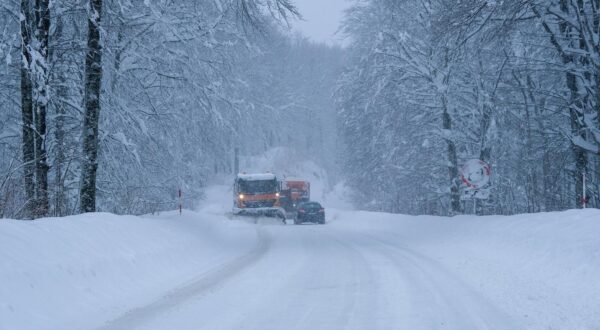 27.02.2023., Slunj - Dok ralice ciste prometnice, mjestani s lopatama i traktorima ciste snijeg  Photo: Slaven Branislav Babic/PIXSELL