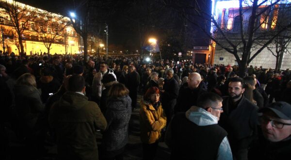 27, December, 2023, Belgrade - Supporters of the coalition "Serbia against violence" gathered for the tenth time in front of the building of the Republic Election Commission.  

27, decembar, 2023, Beograd - Pristalice koalicije "Srbija protiv nasilja" okupile su deseti put ispred zgrade Republicke izborne komisije.   Photo: Milos Tesic/ATAImages/PIXSELL