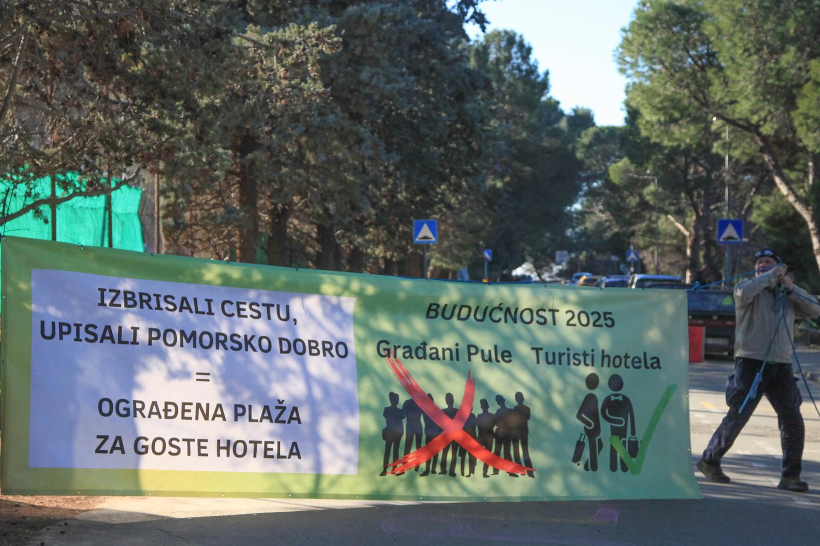 28.1.2024., Pula - Na Valkanama odrzan je prosvjed protiv novog Zakona o pomorskom dobru te izgradnje hotela. Photo: Luka Batelic/PIXSELL