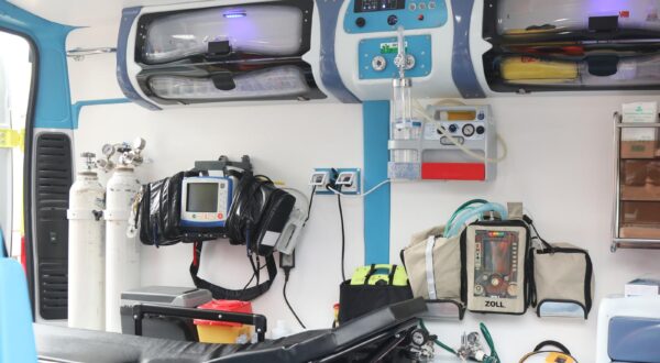 28.12.2023.,Sibenik-Ispred Objedinjenog hitnog bolnickog prijama (OHBP) u  odrzana je  konferencija za medije povodom primopredaje novog vozila hitne medicinske sluzbe.Konferenciji su prisustvovali sibensko-kninski zupan dr. sc. Marko Jeliæ i sluzbenica ovlastena za privremeno obavljanje poslova procelnika Upravnog odjela za zdravstvo, socijalnu skrb, branitelje i civilne stradalnike iz Domovinskog rata Marica Spahija, te ravnatelj Zavoda za javno zdravstvo Sibensko-kninske zupanije Tomislav Jukic.  Photo: Dusko Jaramaz/PIXSELL