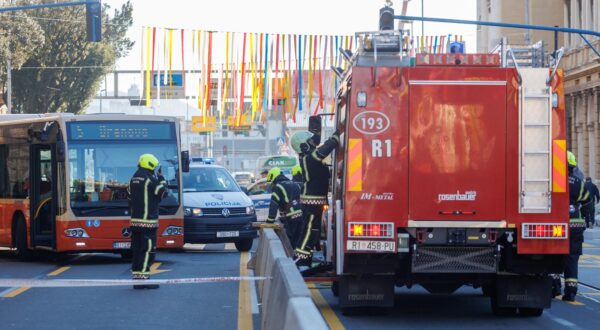 29.1.2024., Rijeka -Teska prometna nesreca u kojoj je autobus naletio na pjesaka na krizanju ulice Ivana Zajca i Veslarske gdje je na snazi nova regulacija prometa te se vozi dvosmjerno zbog radova u Adamicevoj ulici. Photo: Nel Pavletic/PIXSELL