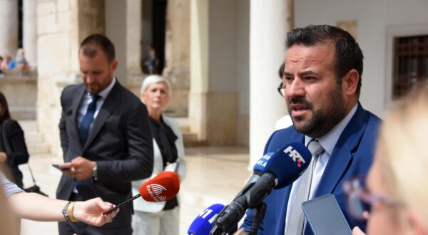 29.08.2023., Pula - Ministar regionalnog razvoja i fondova Europske unije, Sime Erlic u sluzbenom je posjetu Puli i Istri. Tom ga je prigodom ugostio pulski gradonacelnik Filip Zoricic. Photo: Sasa Miljevic / PIXSELL/PIXSELL