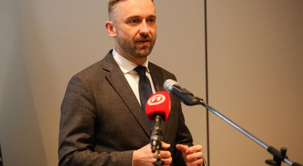 30.01.2024.,Zagreb - Ministar rada Marin Piletic u sklopu poziva "Zazeli - prevencija institucinalizacije" svecano je urucio 38 ugovora vrijednih vise od 37 milijuna eura Photo: Zeljko Hladika/PIXSELL