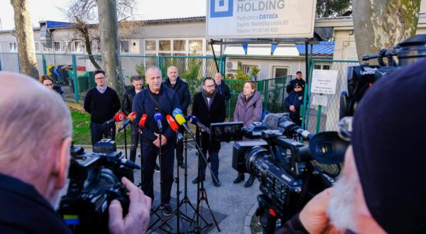 31.01.2023., Zagreb - Tomislav Tomasevic dao je izjavu za medije nakon sastanka s predstavnicima radnika Cistoce. Photo: Slaven Branislav Babic/PIXSELL