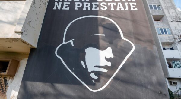 31.01.2024., Zadar - Na mural navijacke skupine Tornado, posvecen Oluji na Bulevaru preko sahovnice s prvim bijelim poljem netko je crvenim sprejem nacrtao srce, nakon cega je netko i srce obrisao. Photo: Dino Stanin/PIXSELL