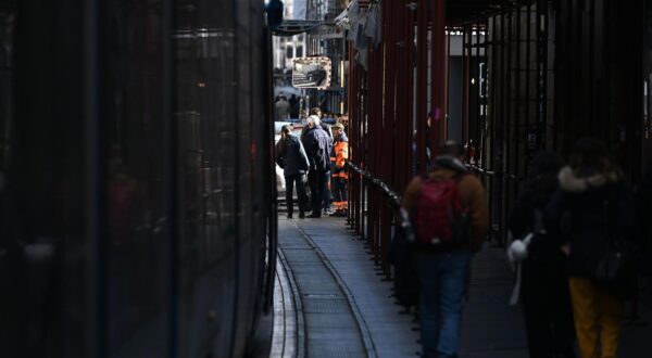 31.12.2023., Zagreb - Uslijed prometne nesrece koja se dogodila na Ilici doslo je do kratkotrajnog zastoja u tramvajskom prometu dok vozilo, koje je sudjelovalo u prometnoj nesreci, nije odvezla vucna sluzba.  Photo: Marko Lukunic/PIXSELL