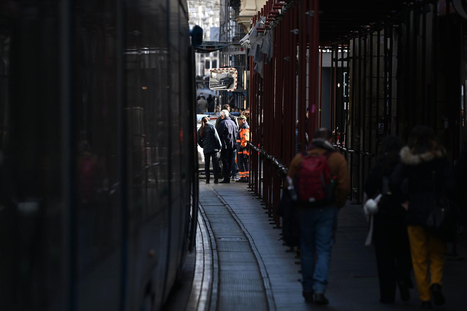 31.12.2023., Zagreb - Uslijed prometne nesrece koja se dogodila na Ilici doslo je do kratkotrajnog zastoja u tramvajskom prometu dok vozilo, koje je sudjelovalo u prometnoj nesreci, nije odvezla vucna sluzba.  Photo: Marko Lukunic/PIXSELL