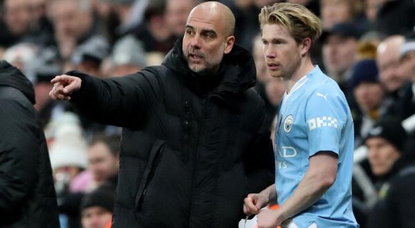 Soccer Football - Premier League - Newcastle United v Manchester City - St James' Park, Newcastle, Britain - January 13, 2024 Manchester City's Kevin De Bruyne receive instructions from manager Pep Guardiola before being substituted on REUTERS/Scott Heppell NO USE WITH UNAUTHORIZED AUDIO, VIDEO, DATA, FIXTURE LISTS, CLUB/LEAGUE LOGOS OR 'LIVE' SERVICES. ONLINE IN-MATCH USE LIMITED TO 45 IMAGES, NO VIDEO EMULATION. NO USE IN BETTING, GAMES OR SINGLE CLUB/LEAGUE/PLAYER PUBLICATIONS. Photo: Scott Heppell/REUTERS