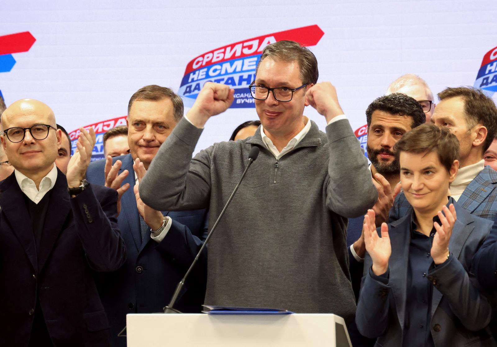 Serbian President Aleksandar Vucic gestures on stage at Serbian Progressive Party (SNS) headquarters following exit polls results of the parliamentary election in Belgrade, Serbia, December 17, 2023. REUTERS/Zorana Jevtic Photo: ZORANA JEVTIC/REUTERS