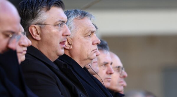 epa11058460 Croatia's Prime Minister Andrej Plenkovic (C-L), Hungary's Prime Minister Viktor Orban (C) and officials attend a national tribute ceremony for late French politician and former European Commission President Jacques Delors in the courtyard of the Hotel des Invalides in Paris, France, 05 January 2024. The former European Commission President and architect of the modern EU has died at age 98, his family announced on 27 December 2023.  EPA/STEPHANIE LECOCQ / POOL  MAXPPP OUT