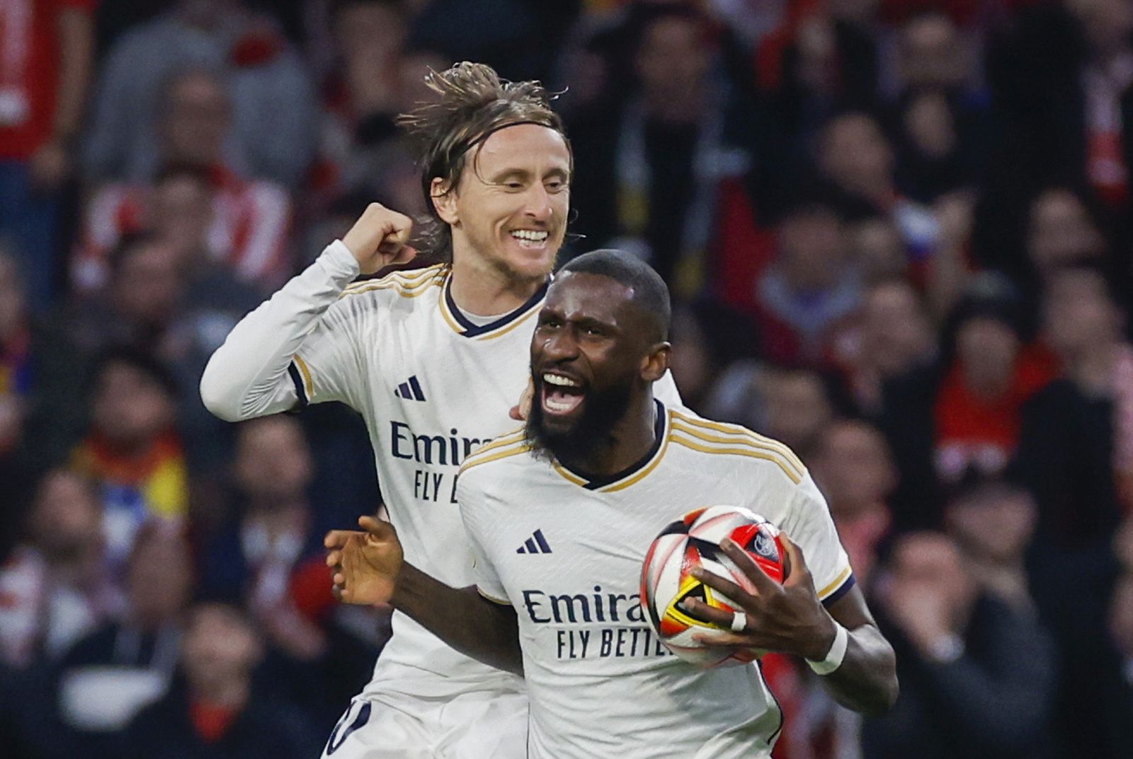 epa11088366 Real Madrid's defender Antonio Ruediger (R) and midfielder Luka Modric (L) celebrate the 1-1 goal during the Spanish Copa del Rey round of 16 soccer match between Atletico de Madrid and Real Madrid, at the Civitas Metropolitano Stadium in Madrid, Spain, 18 January 2024.  EPA/Juanjo Martin