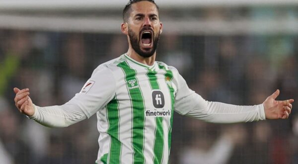 epa11094876 Betis' midfielder Isco celebrates after scoring the 2-2 goal during the Spanish LaLiga soccer match between Real Betis and FC Barcelona in Seville, Spain, 21 January 2024.  EPA/Jose Manuel Vidal