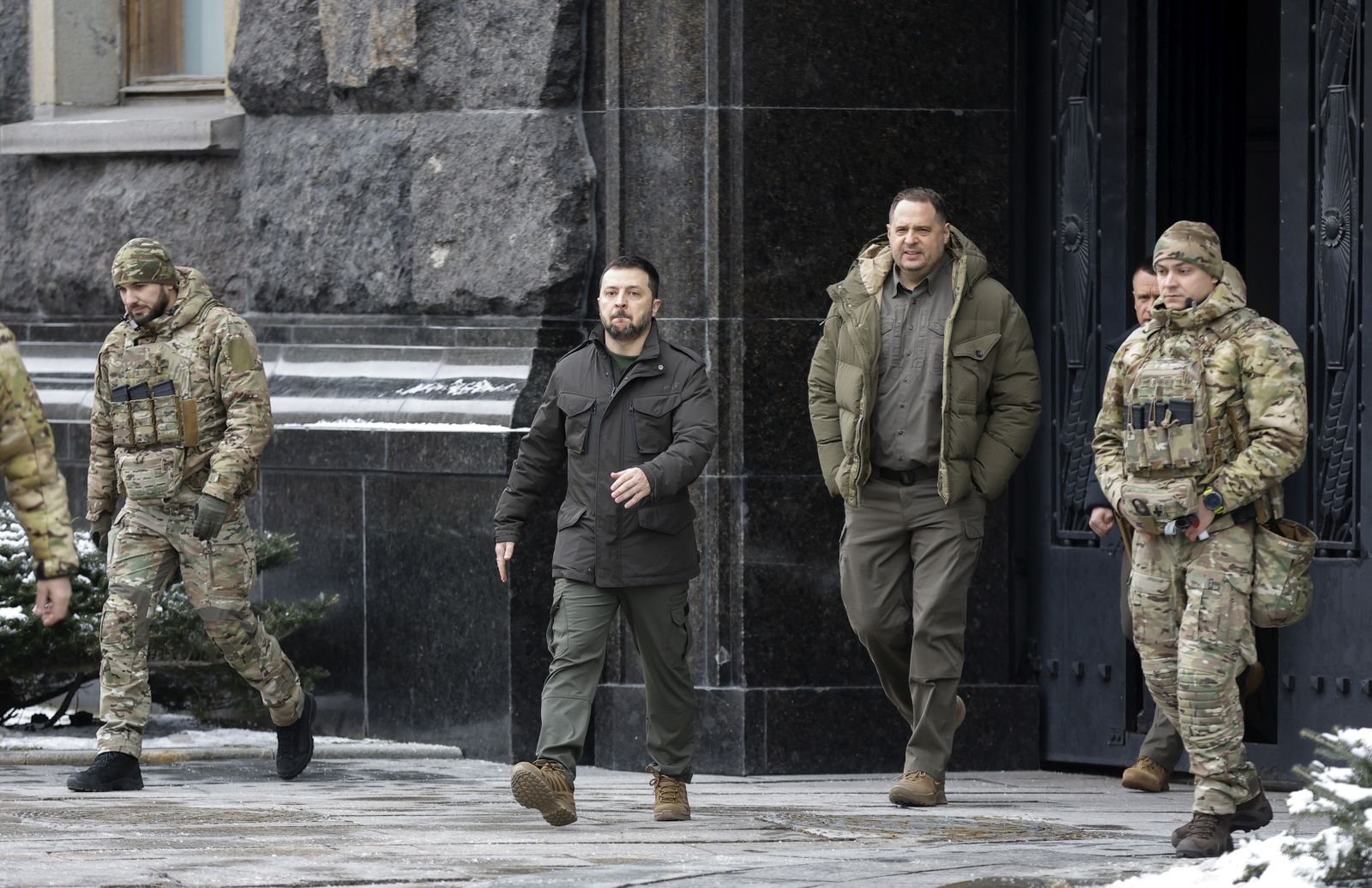 epa11096197 Ukrainian President Volodymyr Zelensky (C-L) and Andriy Yermak (C-R), head of the Ukrainian President's Office, walk prior to the meeting with the Polish prime minister (not pictured)  in Kyiv (Kiev), Ukraine, 22 January 2024. The Polish prime minister arrived in Kyiv to meet with top Ukrainian officials amid the Russian invasion.  EPA/SERGEY DOLZHENKO