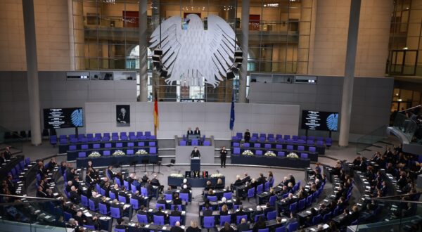 epa11096489 France's President Emmanuel Macron (C) delivers a speech during an act of mourning for deceased former German Parliament 'Bundestag' president Wolfgang Schaeuble at the German parliament 'Bundestag' in Berlin, Germany, 22 January 2024. Former German Parliament 'Bundestag' president and Christian Democratic Union CDU party and faction leader Wolfgang Schaeuble died at the age of 81 on 26 December 2023.  EPA/CLEMENS BILAN
