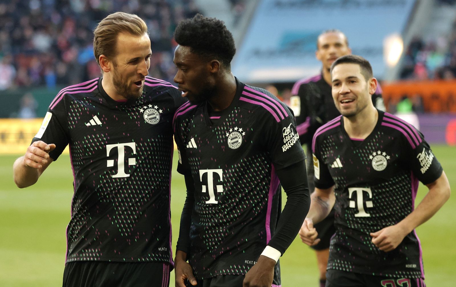 epaselect epa11108591 Munich's Alphonso Davies (C) celebrates with teammates after scoring the 2-0 lead during the German Bundesliga soccer match between FC Augsburg and FC Bayern Munich in Augsburg, Germany, 27 January 2024.  EPA/RONALD WITTEK CONDITIONS - ATTENTION: The DFL regulations prohibit any use of photographs as image sequences and/or quasi-video.