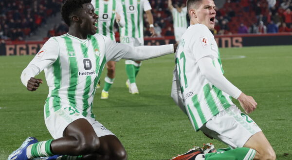 epa11109186 Betis's Sergi Altimira (R) celebrates after scoring the 0-1 goal during the Spanish LaLiga soccer match between RCD Mallorca and Real Betis, in Palma de Mallorca, Spain, 27 January 2024.  EPA/CATI CLADERA