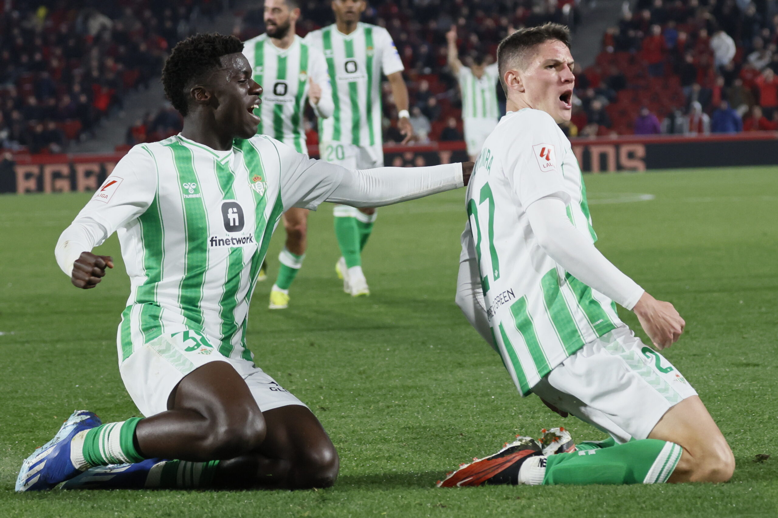 epa11109186 Betis's Sergi Altimira (R) celebrates after scoring the 0-1 goal during the Spanish LaLiga soccer match between RCD Mallorca and Real Betis, in Palma de Mallorca, Spain, 27 January 2024.  EPA/CATI CLADERA