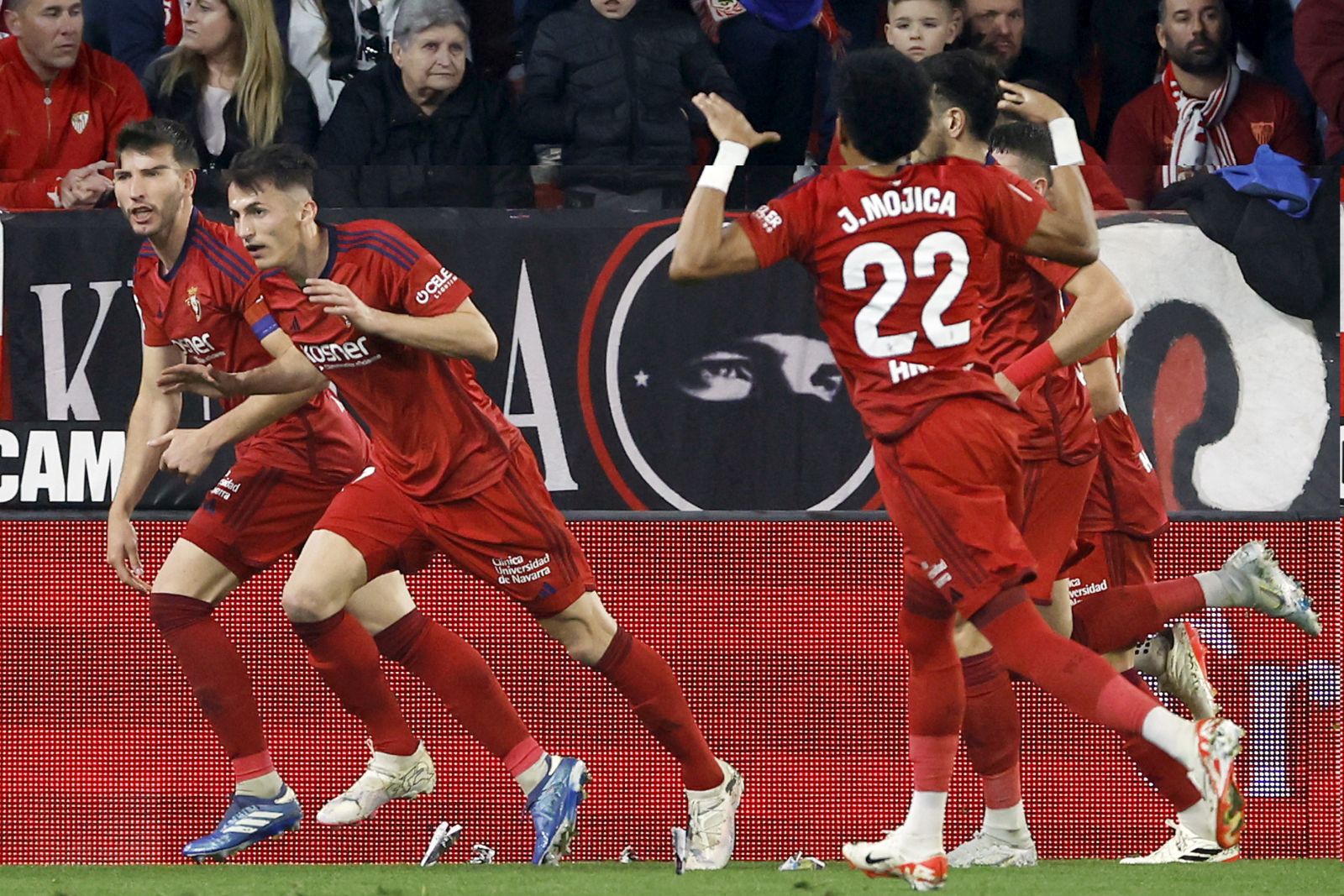 epa11111409 Ante Budimir (2L) of Osasuna celebrates with teammates scoring the 1-1 equaliser goal during the Spanish La Liga soccer match between Sevilla FC and CA Osasuna in Seville, Spain, 28 January 2024.  EPA/Julio Munoz