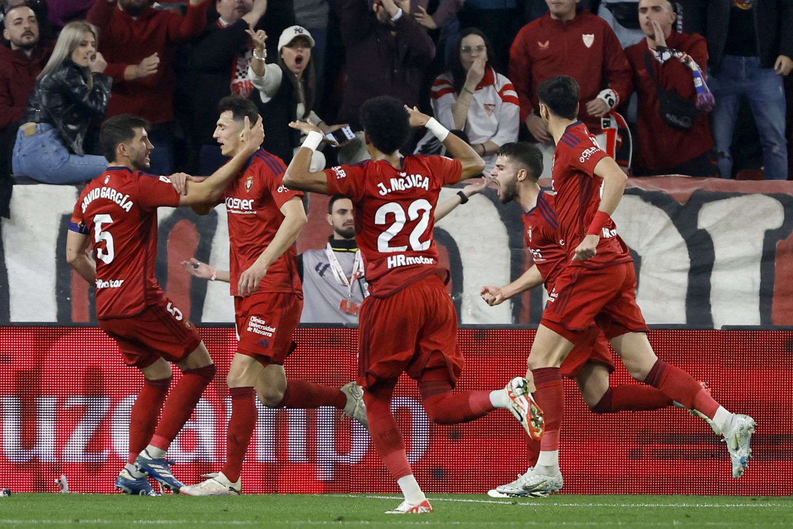 epa11111410 Ante Budimir (2L) of Osasuna celebrates with teammates scoring the 1-1 equaliser goal during the Spanish La Liga soccer match between Sevilla FC and CA Osasuna in Seville, Spain, 28 January 2024.  EPA/Julio Munoz
