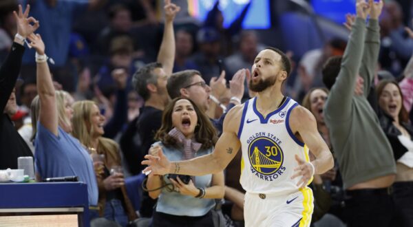 epa11115174 Golden State Warriors guard Stephen Curry reacts after shooting an open three point basket against the Philadelphia 76ers as fans cheer on during the second half of the NBA game between the Golden State Warriors and the Philadelphia 76ers in San Francisco, California, USA, 30 January 2024.  EPA/JOHN G. MABANGLO SHUTTERSTOCK OUT