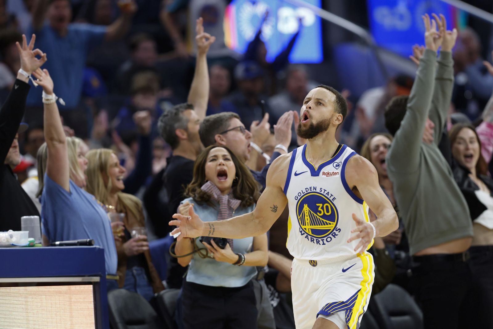 epa11115174 Golden State Warriors guard Stephen Curry reacts after shooting an open three point basket against the Philadelphia 76ers as fans cheer on during the second half of the NBA game between the Golden State Warriors and the Philadelphia 76ers in San Francisco, California, USA, 30 January 2024.  EPA/JOHN G. MABANGLO SHUTTERSTOCK OUT